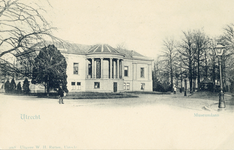 1032 Gezicht in de Museumlaan te Utrecht uit het zuidwesten met de voorgevel van het Stedelijk Museum van Oudheden, ...